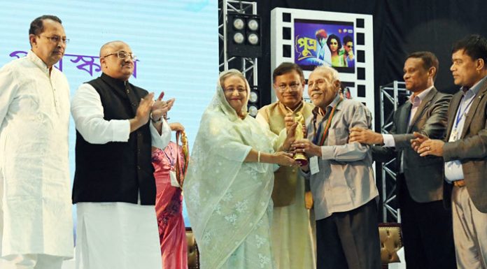 প্রধানমন্ত্রীর হাত থেকে সম্মাননা নিলেন এটিএম শামসুজ্জামান