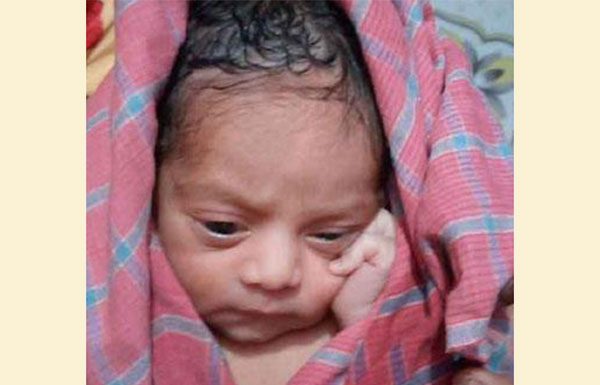 সড়কের পাশে গাছে ঝোলানো ব্যাগে ফুটফুটে নবজাতক!