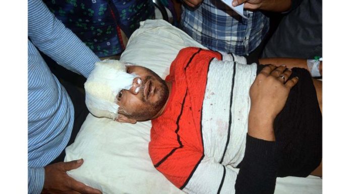 সালাম না দেওয়ার দ্বন্দ্বে ছাত্রদল নেতার মাথায় পাঁচ কোপ!