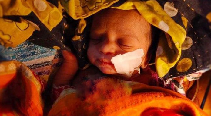 বরিশাল/ টয়লেটে সন্তান প্রসব: পাইপ ভেঙে নবজাতক উদ্ধার