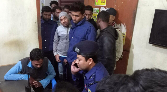 বরিশালে বিকাশ প্রতারক চক্রের সদস্য গ্রেফতার