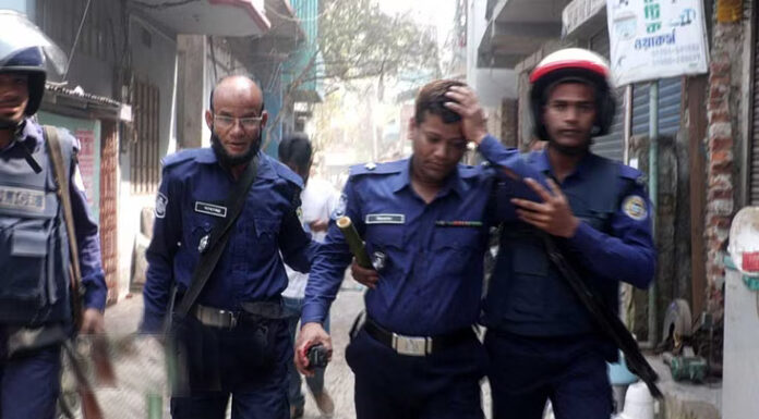 ঝালকাঠিতে বিএনপির সঙ্গে সংঘর্ষে পুলিশসহ আহত ১০, আটক ১৬