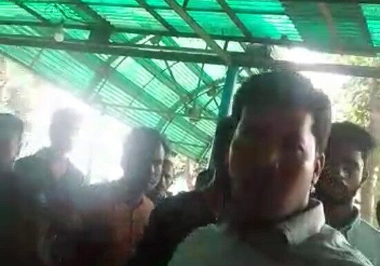 বরিশাল বিআইডব্লিউটিএ ঘাট টেন্ডার শিডিউল জমা দিতে গিয়ে বাধার মুখে ছাত্রলীগ নেতা