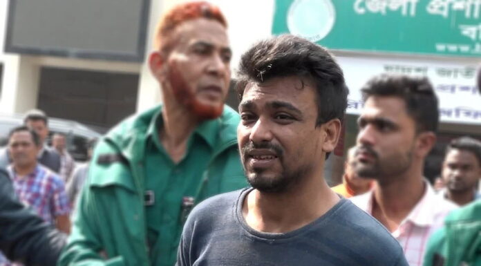 বরিশাল জেলা প্রশাসক কার্যালয়ে ঢুকে কর্মকর্তাকে মারধর, যুবক আটক