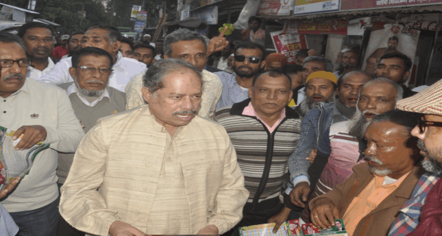 বরিশালে মজিবুর রহমান সরোয়ার এর নেতৃত্বে বিএনপির ৩১ দফার লিফলেট বিতরণ