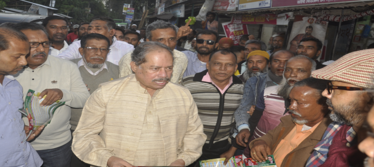 বরিশালে মজিবুর রহমান সরোয়ার এর নেতৃত্বে বিএনপির ৩১ দফার লিফলেট বিতরণ