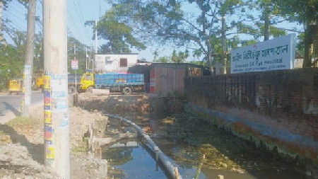 রুপাতলীতে খাল দখল করে বিএনপি নেতার গুদাম নির্মাণের অভিযোগ 
