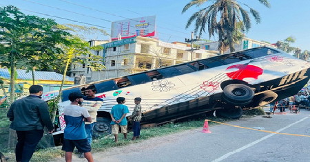 বরিশালে সাকুরা পরিবহন নিয়ন্ত্রণ হারিয়ে খাদে আহত ১৪