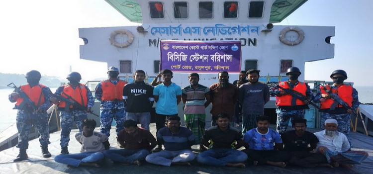 বরিশালে কোস্ট গার্ডের অভিযানে বিপুল পরিমাণ চোরাইকৃত কয়লা ও লাইটার ভেসেল জব্দ, আটক ১২