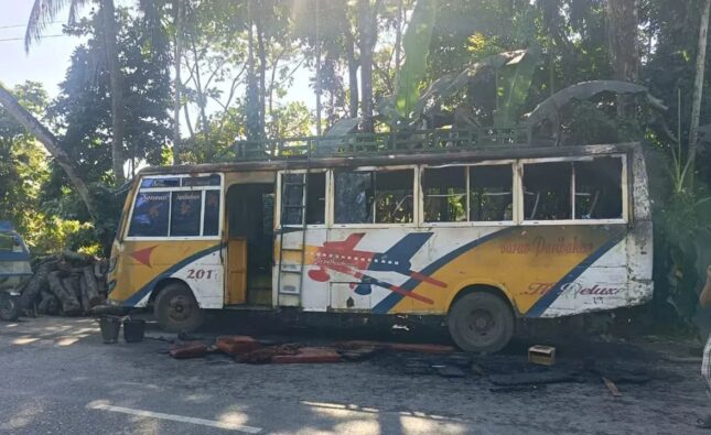 বরিশালে বাসে আগুন