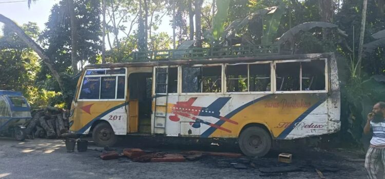 বরিশালে বাসে আগুন