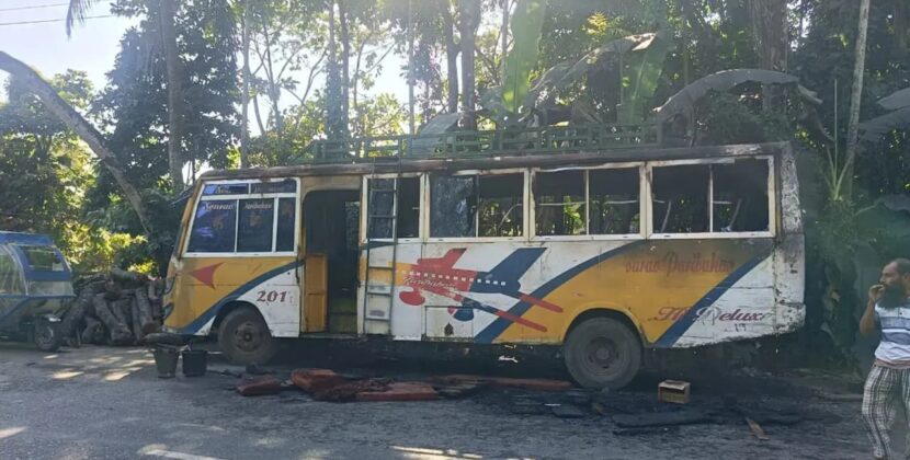 বরিশালে বাসে আগুন