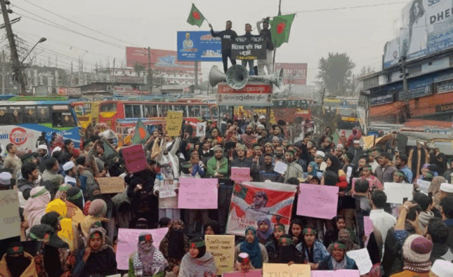 শহিদ ওসমান বিন হাদি হত্যার বিচার দাবিতে বরিশাল-ঢাকা মহাসড়ক অবরোধ