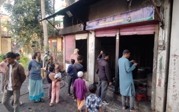 বরিশালের কাউনিয়া হাউজিংয়ে ভয়াবহ অগ্নিকাণ্ড: দুই দোকান পুড়ে ছাই, পথে বসে গেলেন মালিক শামিম শরিফ