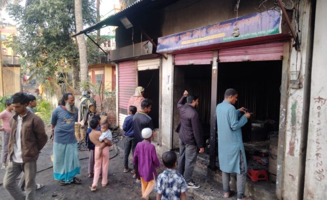 বরিশালের কাউনিয়া হাউজিংয়ে ভয়াবহ অগ্নিকাণ্ড: দুই দোকান পুড়ে ছাই, পথে বসে গেলেন মালিক শামিম শরিফ