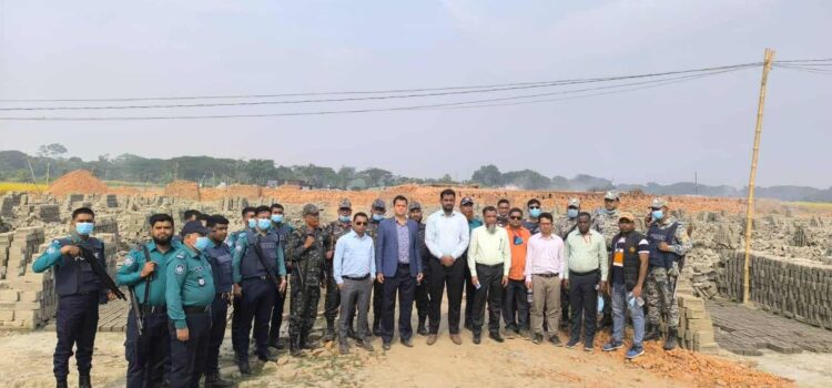 অবৈধ ইটভাটার ধোঁয়া নয়, শ্বাস নিতে চায় মানুষ: বরিশালে দিনের আলোয় দুঃসাহসী অভিযান