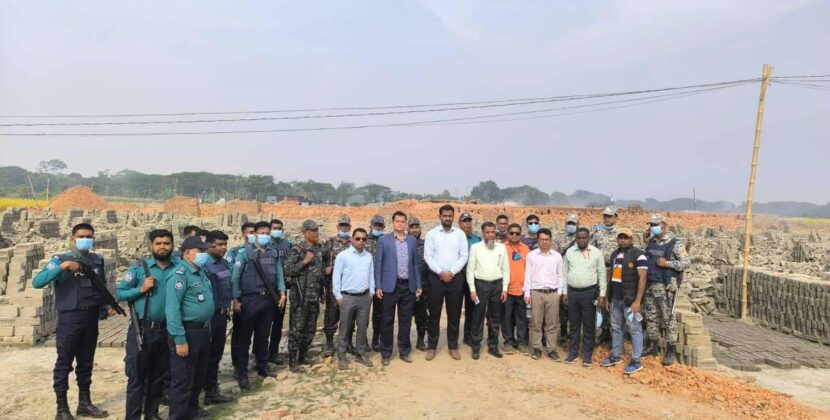 অবৈধ ইটভাটার ধোঁয়া নয়, শ্বাস নিতে চায় মানুষ: বরিশালে দিনের আলোয় দুঃসাহসী অভিযান