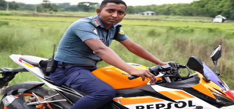 ঝালকাঠিতে সার্জেন্ট হাসানের ঘুষ সাম্রাজ্যের অবসান।