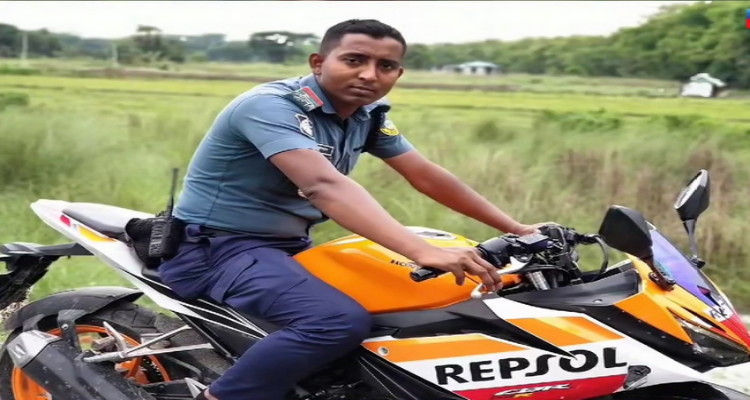 ঝালকাঠিতে সার্জেন্ট হাসানের ঘুষ সাম্রাজ্যের অবসান।