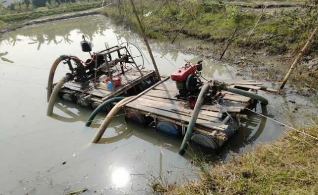 বাবুগঞ্জ উপজেলায় বকশির চর আত্মঘাতি ড্রেজার দিয়ে ফসলি জমি নষ্ট