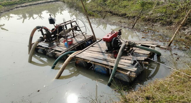 বাবুগঞ্জ উপজেলায় বকশির চর আত্মঘাতি ড্রেজার দিয়ে ফসলি জমি নষ্ট