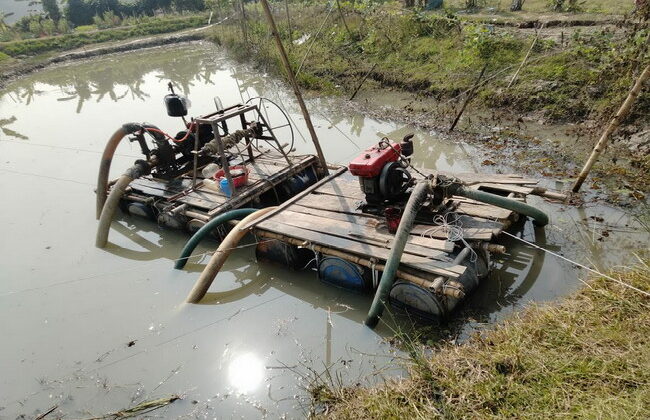 বাবুগঞ্জ উপজেলায় বকশির চর আত্মঘাতি ড্রেজার দিয়ে ফসলি জমি নষ্ট