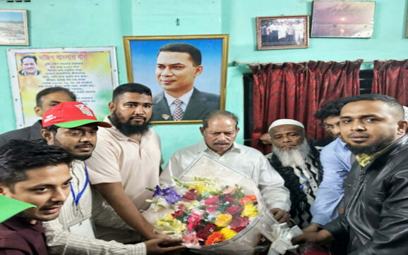 বরিশাল-৫ আসনে ধানের শীষের বিজয়ী মজিবর রহমান সরোয়ারকে মহানগর ছাত্রদলের ফুলেল শুভেচ্ছা