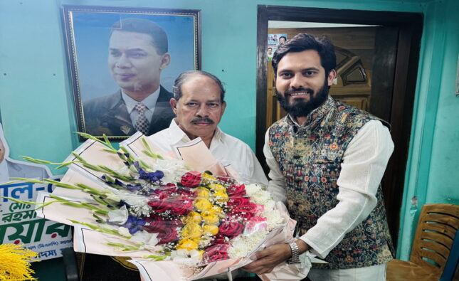 বরিশাল–৫ এ ধানের শীষের জয়, এডভোকেট মজিবুর রহমান সরোয়ারকে ছাত্রদল নেতা সাকিব আহমেদের ফুলেল শুভেচ্ছা