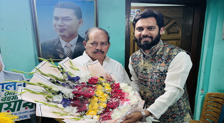 বরিশাল–৫ এ ধানের শীষের জয়, এডভোকেট মজিবুর রহমান সরোয়ারকে ছাত্রদল নেতা সাকিব আহমেদের ফুলেল শুভেচ্ছা