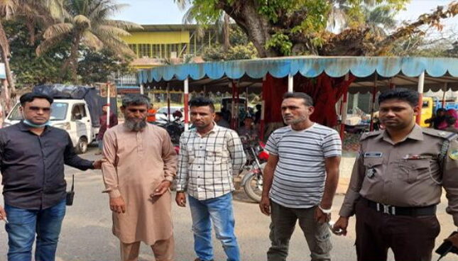 বরিশালে স্ত্রীকে সামনে রেখে হানিট্র্যাপের জাল, চক্রের ৩ সদস্য গ্রেফতার