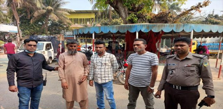 বরিশালে স্ত্রীকে সামনে রেখে হানিট্র্যাপের জাল, চক্রের ৩ সদস্য গ্রেফতার