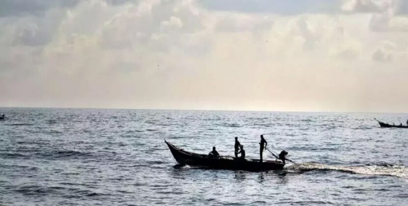 সাগরে দুই ঘণ্টা সাঁতরে বাবার মরদেহ তীরে আনলেন দুই ছেলে