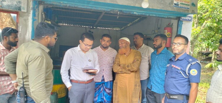 গৌরনদীতে এনএসআইয়ের অভিযানে অবৈধ তেলের ভাণ্ডার জব্দ