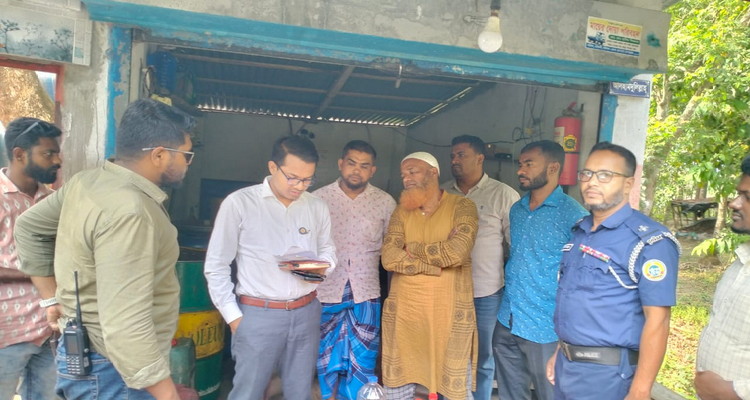 গৌরনদীতে এনএসআইয়ের অভিযানে অবৈধ তেলের ভাণ্ডার জব্দ