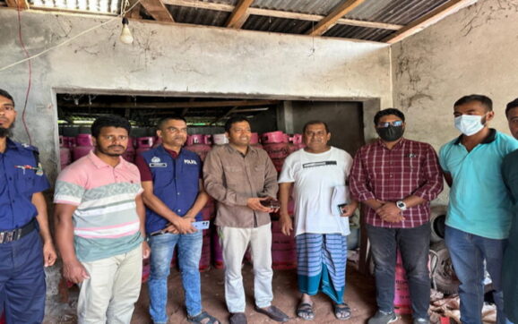 বানারীপাড়ায় অবৈধ গ্যাস সিলিন্ডার মজুদ: এনএসআই অভিযানে ডিলারকে জরিমানা, কারাদণ্ড