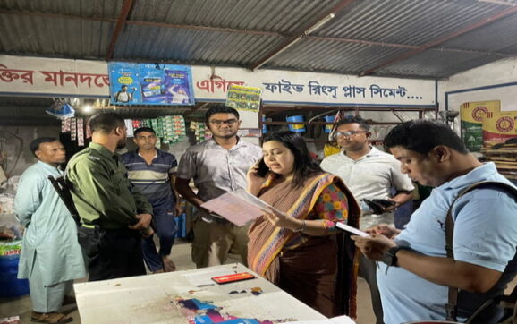 এনএসআইয়ের তথ্যে বাবুগঞ্জে যৌথ অভিযান: দুই দোকানে জরিমানা, জ্বালানি তেল নিলামে বিক্রি