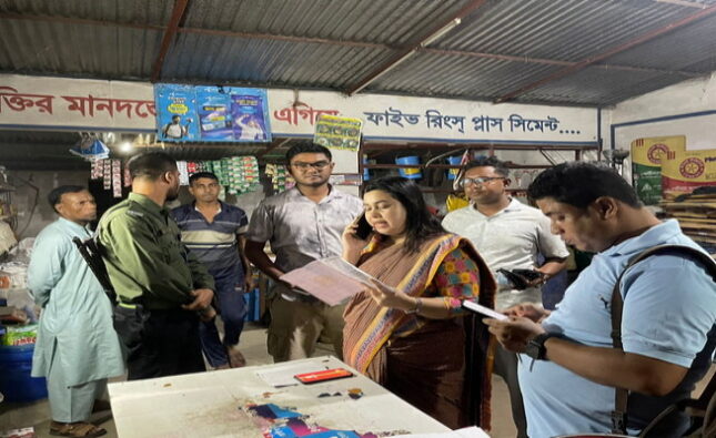 এনএসআইয়ের তথ্যে বাবুগঞ্জে যৌথ অভিযান: দুই দোকানে জরিমানা, জ্বালানি তেল নিলামে বিক্রি