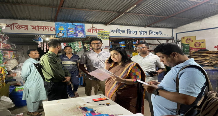 এনএসআইয়ের তথ্যে বাবুগঞ্জে যৌথ অভিযান: দুই দোকানে জরিমানা, জ্বালানি তেল নিলামে বিক্রি