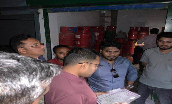 বানারীপাড়ায় অবৈধ গ্যাস সিলিন্ডার মজুদ: ব্যবসায়ীকে জরিমানা