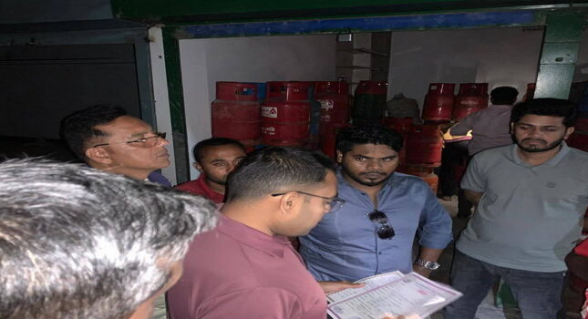 বানারীপাড়ায় অবৈধ গ্যাস সিলিন্ডার মজুদ: ব্যবসায়ীকে জরিমানা