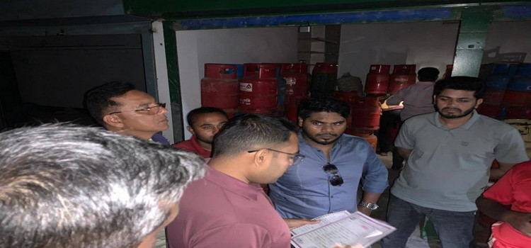 বানারীপাড়ায় অবৈধ গ্যাস সিলিন্ডার মজুদ: ব্যবসায়ীকে জরিমানা
