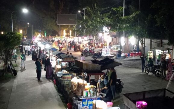 বরিশালে ফুটপাত দখল করে অবৈধ বিদ্যুতের মহা-লুট! প্রশাসন নীরব দর্শক