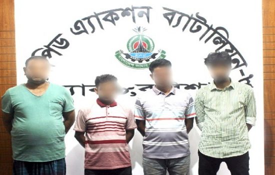 বরিশাল নগরীর সাগরদীতে ডিম বিক্রির আড়ালে ফেনসিডিল ব্যবসা, গ্রেপ্তার ৪