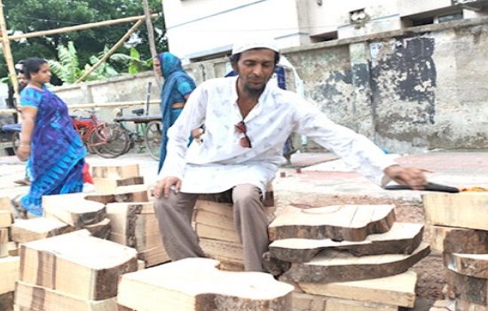 বরিশালে কদর বেড়েছে  তেঁতুল গাছের খাটিয়ার
