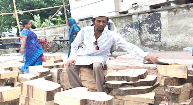 বরিশালে কদর বেড়েছে  তেঁতুল গাছের খাটিয়ার