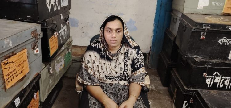 উজিরপুরে ৩ কেজি গাঁজা ও দেশীয় অস্ত্র সহ নারী গ্রেপ্তার, ডিলার পলাতক