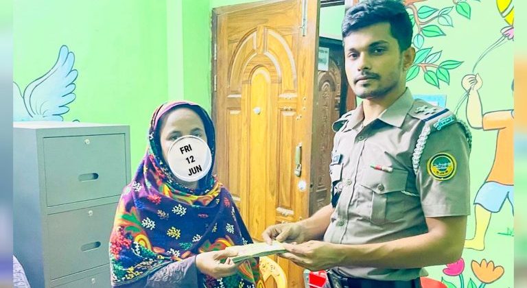 ভুল নম্বরে পাঠানো টাকা উদ্ধার করে মালিককে ফেরত দিল কাউনিয়া থানা পুলিশ