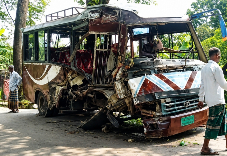 ঢাকা-বরিশাল মহাসড়কে বাসের মুখোমুখি সংঘর্ষ, আহত ২০