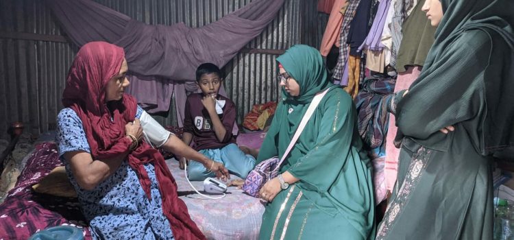 মানুষের সেবায় নিজেকে নিয়োজিত রাখব”: অসহায় মায়ের পাশে দাঁড়িয়ে কাউন্সিলর প্রার্থী জিতু
